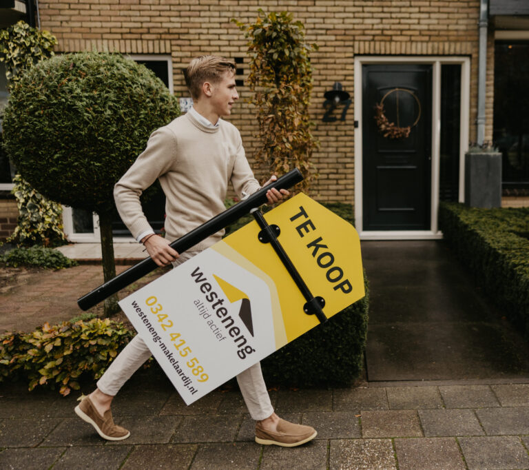 Verkocht bord Westeneng plaatsen in tuin van huis