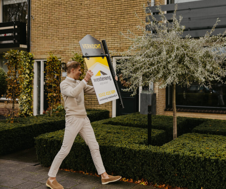 Verkocht bord Westeneng plaatsen in tuin van verkocht huis